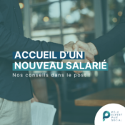 Un nouvel arrivant sert la main de son collègue afin de lui souhaiter la bienvenue. Il y a écrit "Accueil d'un nouveau salarié".