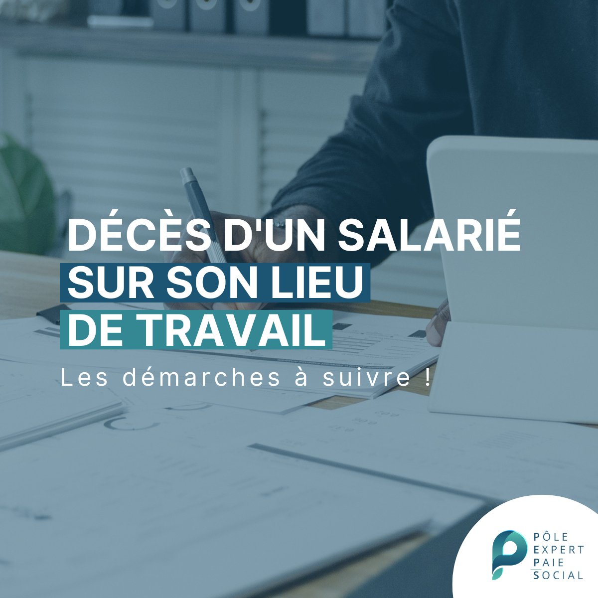 En arrière plan, une photo d'un employeur qui s'occupe de l'administratif. Egalement, un texte est écrit "Décès d'un salarié sur son lieu de travail".