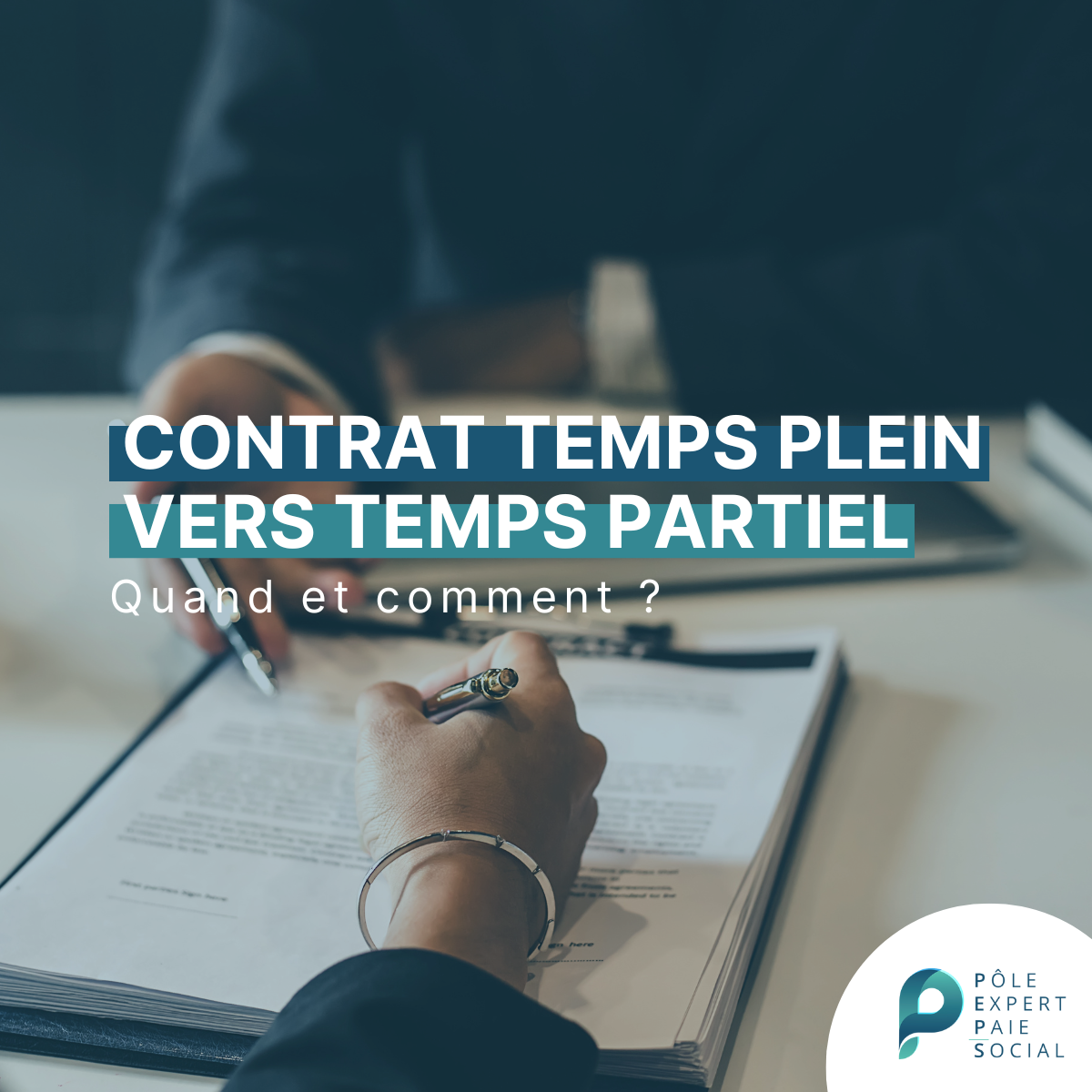 En arrière plan, deux personnes discutent des démarches administratives. Il y a écrit "Contrat temps plein vers temps partiel".