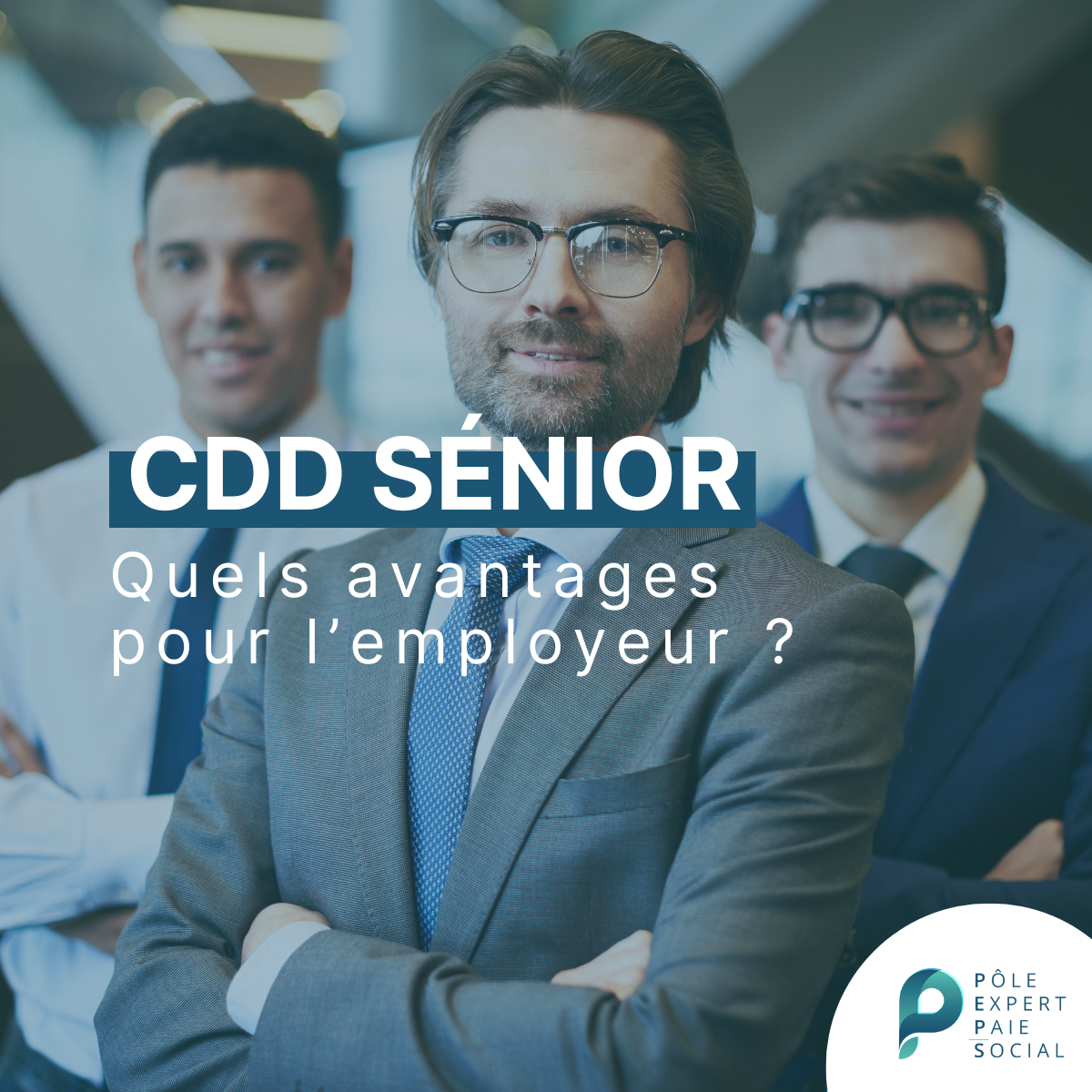 Trois travailleurs en arrière plan. Il y a d'écrit : CDD Sénior : Quels avantages pour l'employeur ?