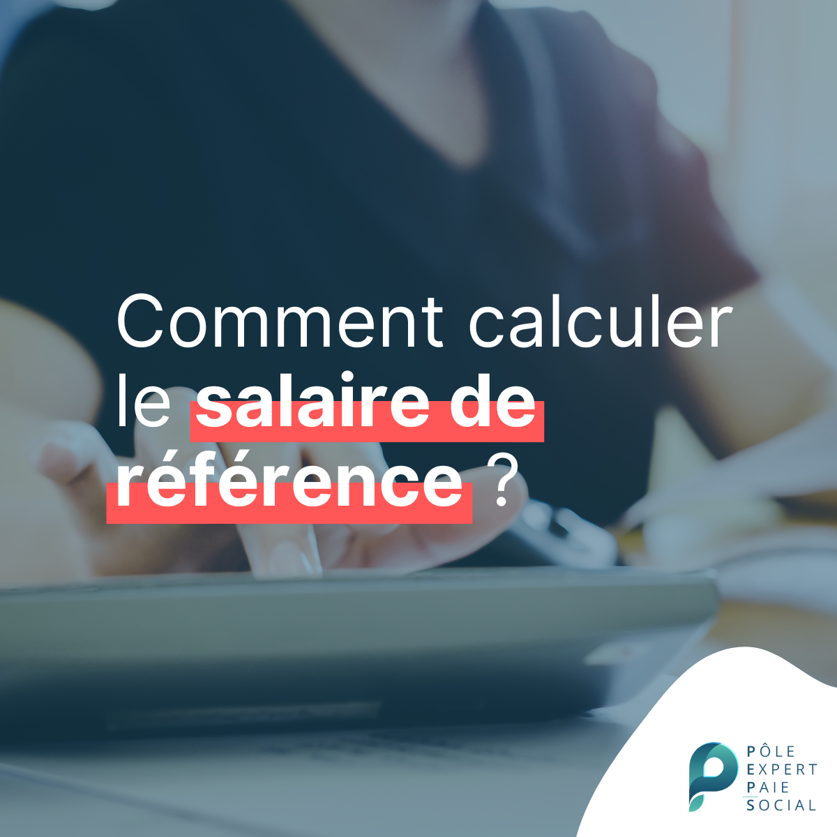 En arrière plan, une personne effectue des calculs. Il y a d'écrit "Comment calculer le salaire de référence ?".